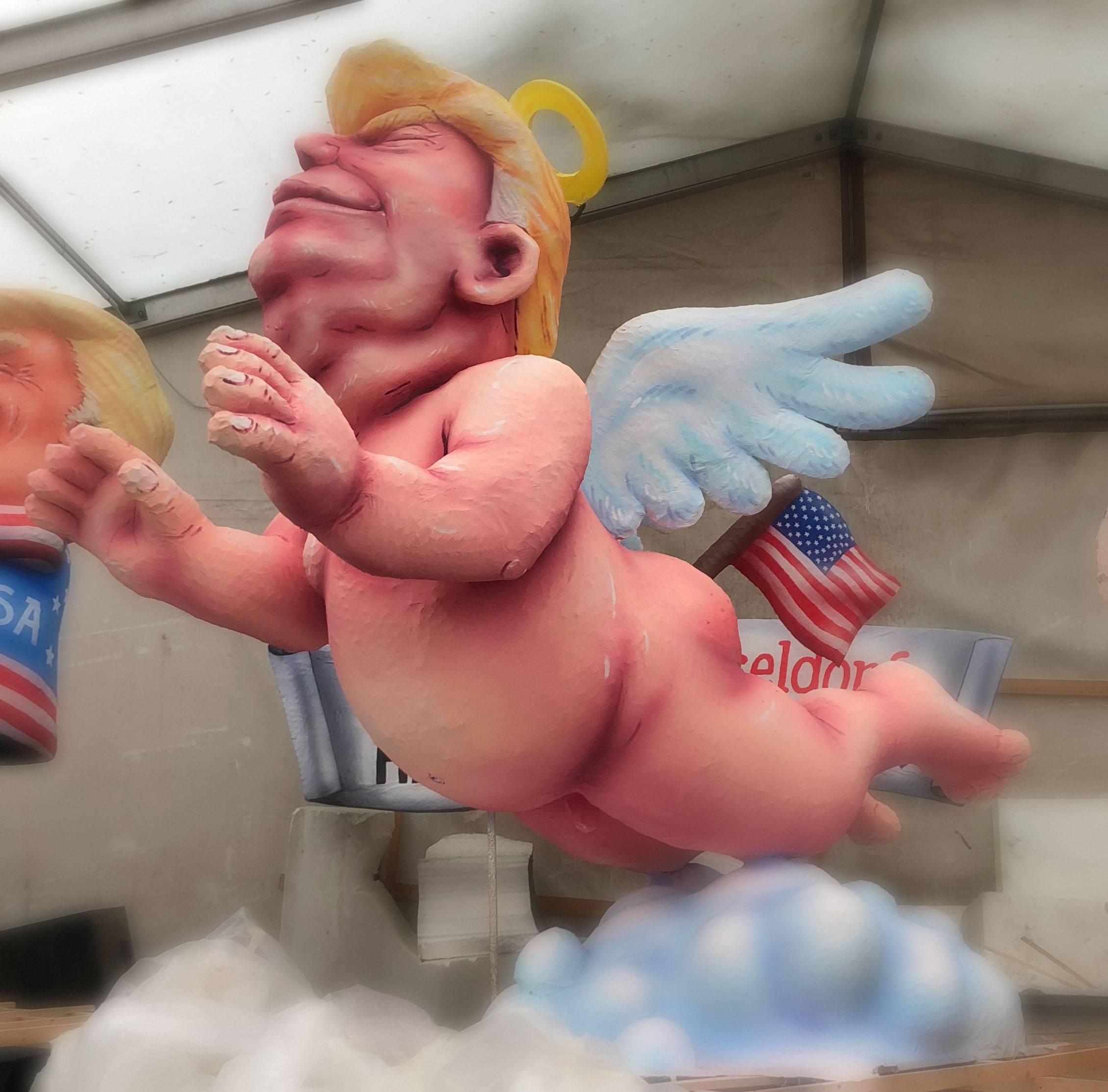 Großplastik zum Düsseldorfer Karneval von Jacques Tilly. Darauf zu sehen ist Trump als hamloses Engelchen, schwebend über eine Wolke. 